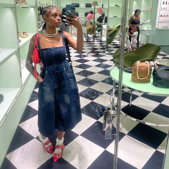 Meet your Posher, RaeBae - Picture 2 of 3